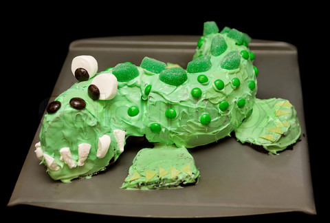3689233-66221-green-dragon-cake