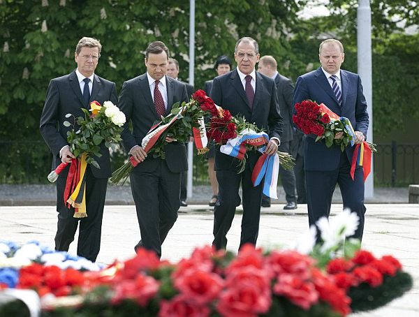 westerwelle-blumen-fc3bcr-sowjetsoldaten