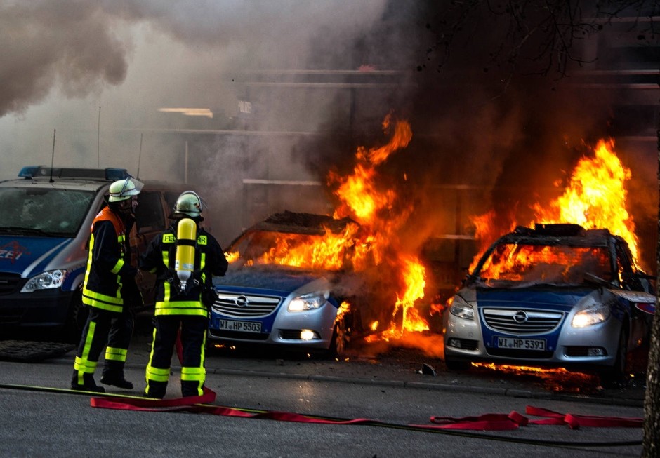 feuerwehrleute-loeschen