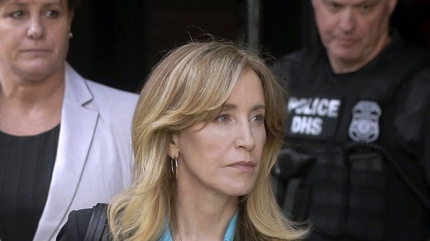 felicity-huffman-uebernimmt-die-volle-ve