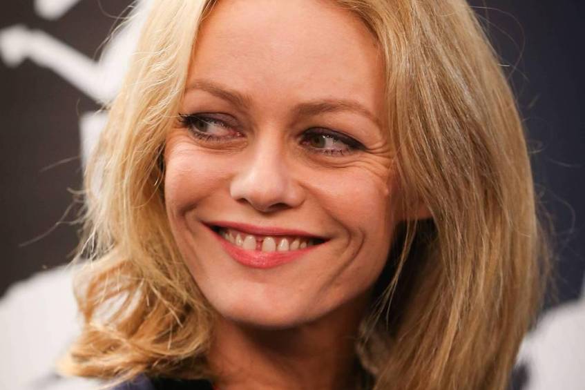 model-vanessa-paradis--43--hat-sich-trot