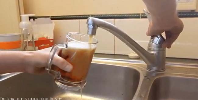 Bier-aus-dem-Wasserhahn-zapfen-witzig