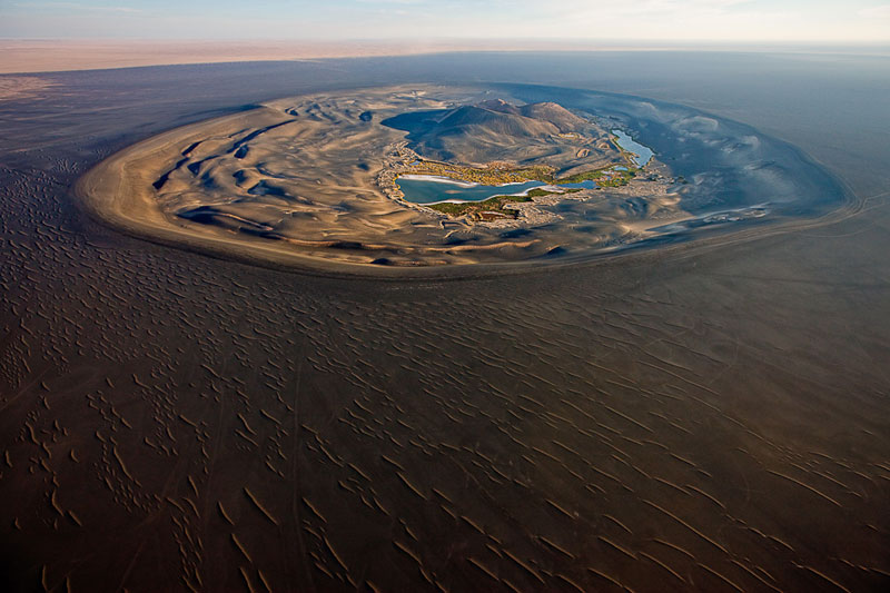 Bilder-Thread volcanic-crater-of-wau-al-namus-libya-ae