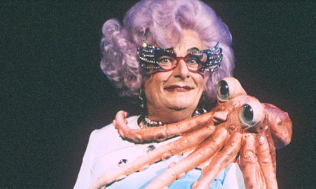 Dame-Edna-Everage-Barbica-007