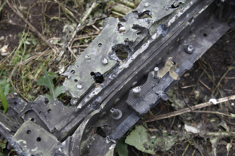 800px-MH17 windshield frame Paris Match