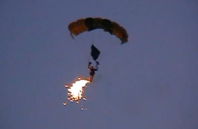 bd6b0c Night Skydiver