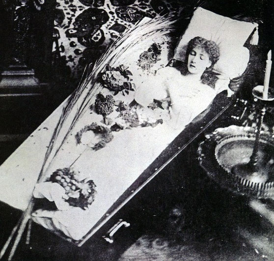 Sarah-Bernhardt-open-coffin