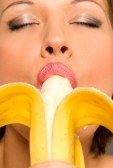965274-junge-frau-die-banane-isst