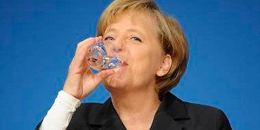 angela-merkel-trinkt-wasser-neu--1288742