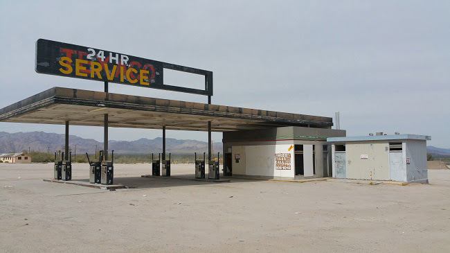 Abandoned-gas-station-in-Desert-Center-C