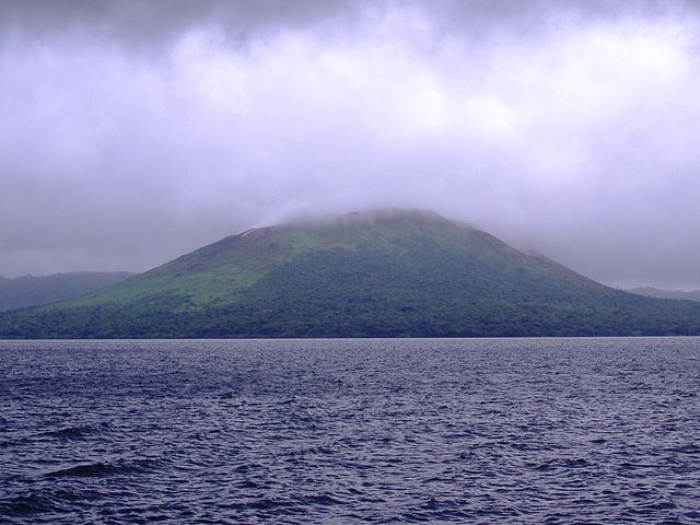 640px-Mount Gharat and Lake Letas