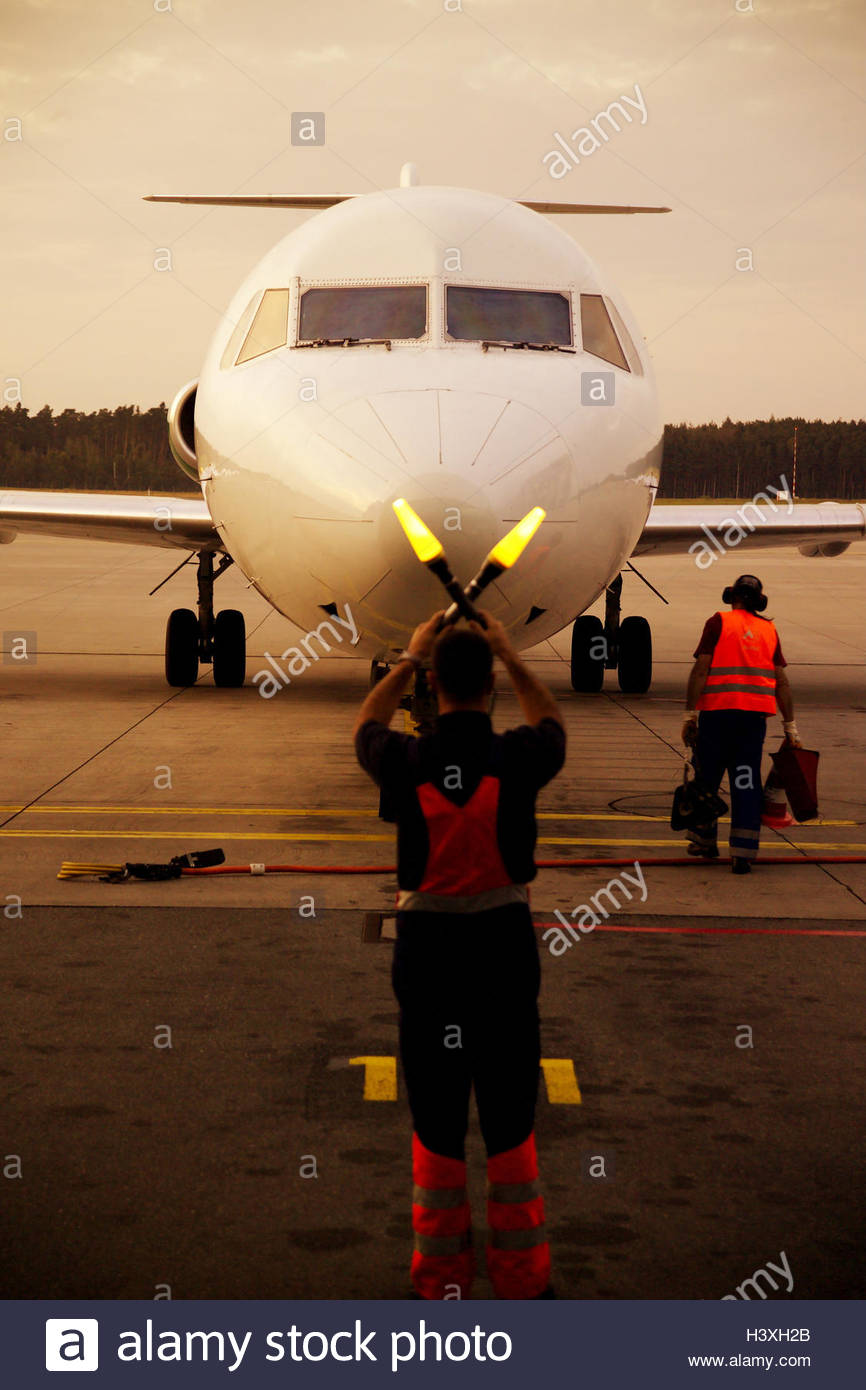 flughafen-start-und-landebahn-flugzeug-f