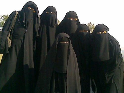 Niqab-group-of-women
