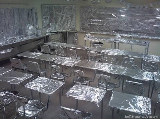 Bilder-Thread tin-foil-covered-room-school-desk-meme-l