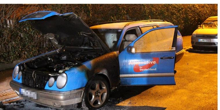 Auto-mit-AfD-Werbung-brennt-in-Leipzig b