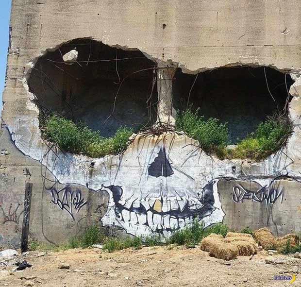 skull-graffiti-abandoned-building
