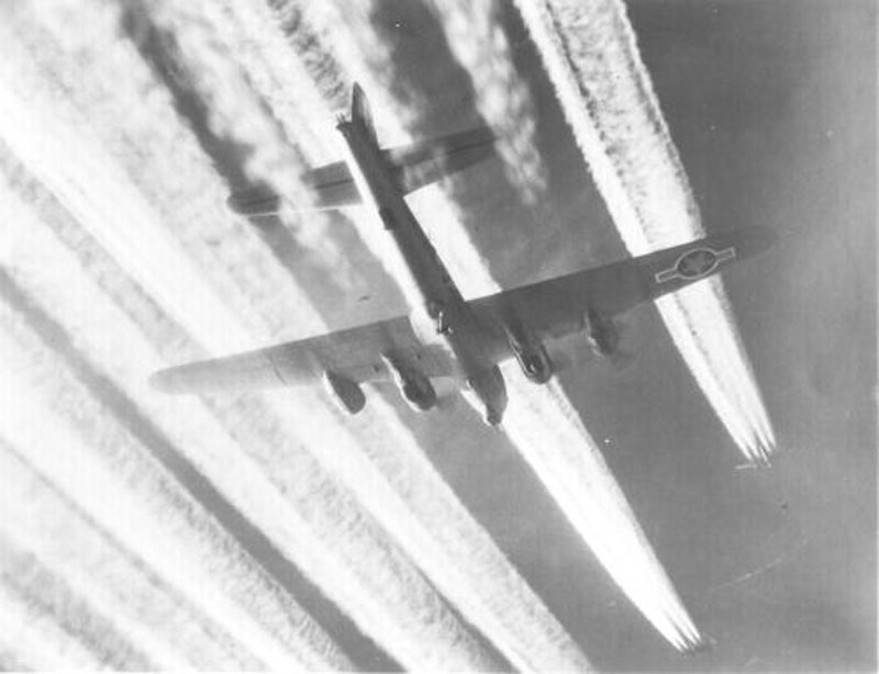 B-17G contrails