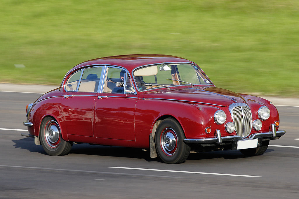 1024px Daimler 250 on freeway