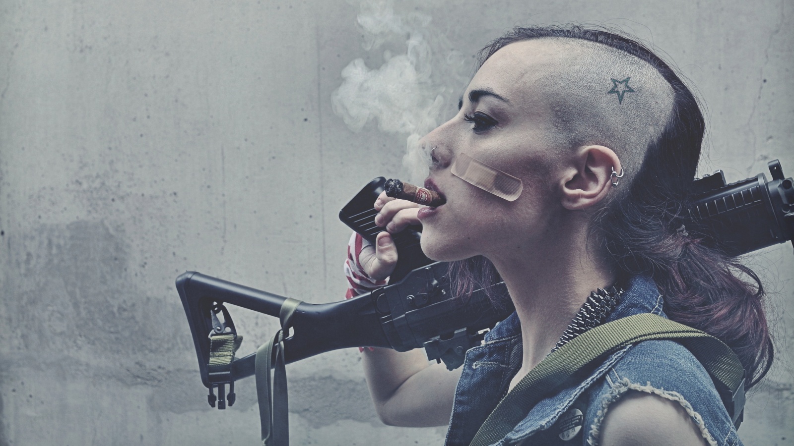 Bilder-Thread tank-girl-rifle-cigar-1600x900
