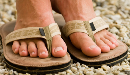 iStock Flipflops Mann 450.1873211