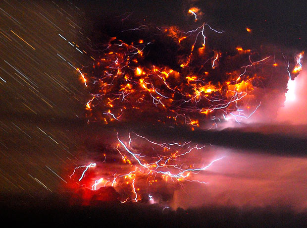 volcano-lightning 1913751i
