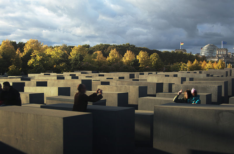 800px-Holocaust-Mahnmal2C Tiergarten2C R