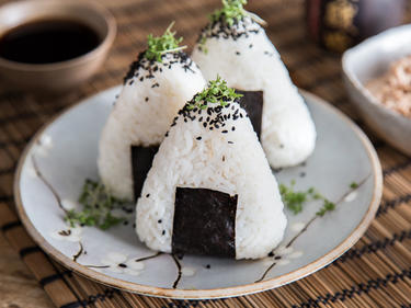 M44370-Japanische-Onigiri-Q75-375