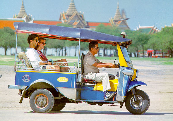tuktuk-at-sanam-luang
