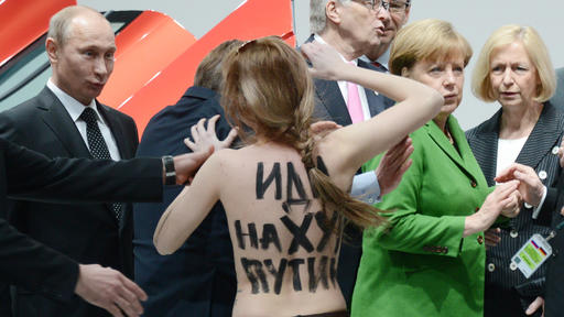 messe-in-hannover-femen-aktivistinnen-at