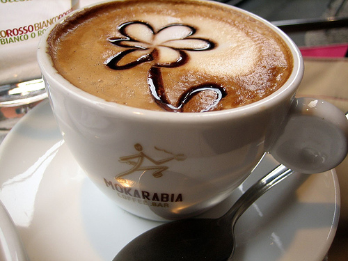 Guten Morgen - Blumige Kunst im Kaffee