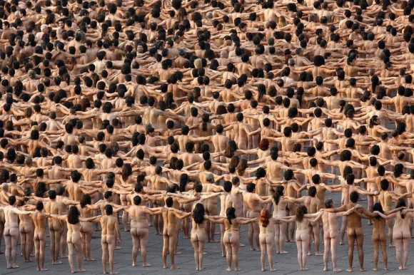 Spencer-Tunick-Massen-hinten-DW-Vermisch