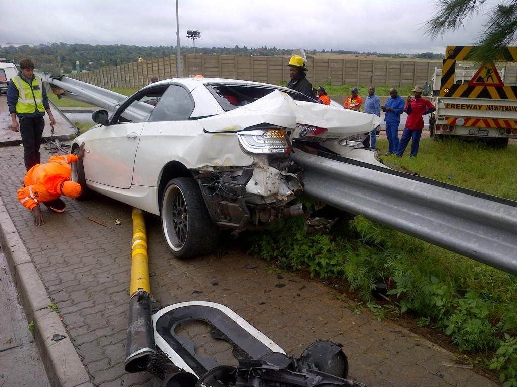 Fumos miese Spelunke BMW-335i-crash-guard-rail-Johannesburg
