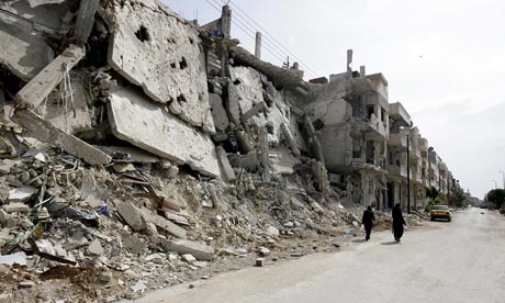 Syrian-women-walk-past-de-008