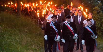 burschenschafter-ziehen-mit-fackeln-auf-