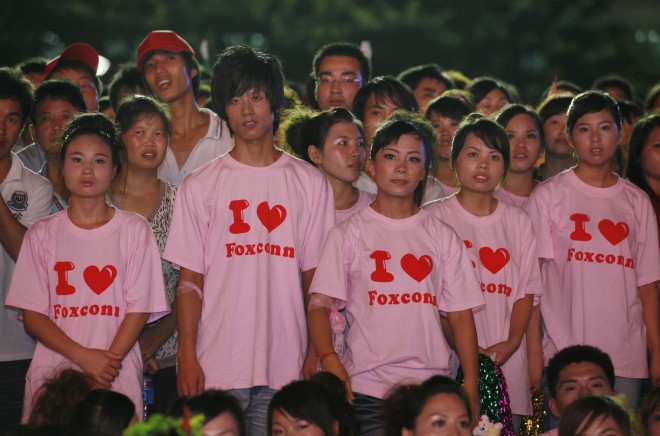 foxconn workers-660x436