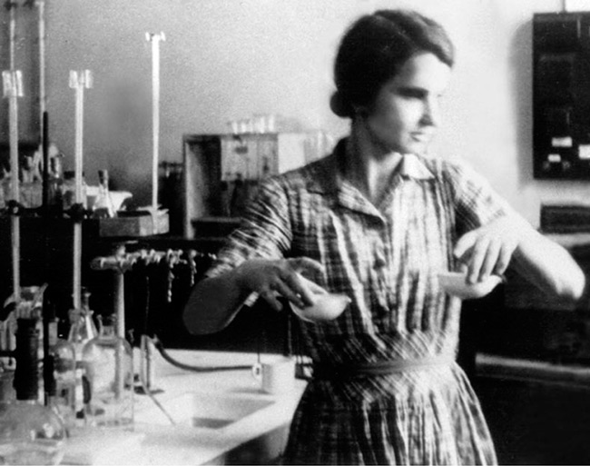 4-rosalind-franklin-experimenting-650 07