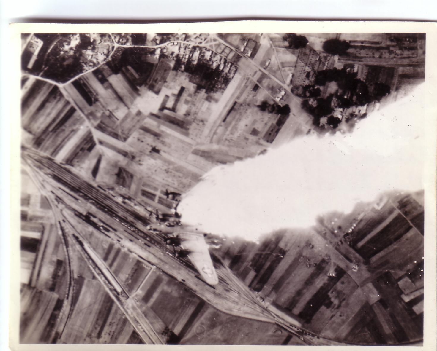 Bilder-Thread B-17-going-down-15th-USAAF