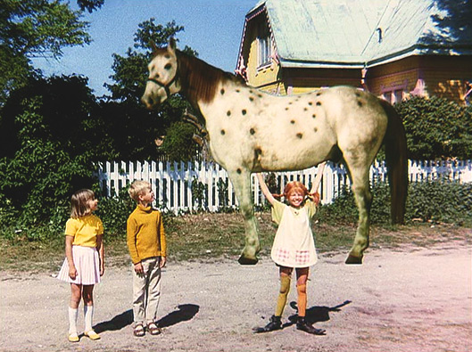 Pippi-stemmt-den-Kleinen-Onkel-in-die-Lu