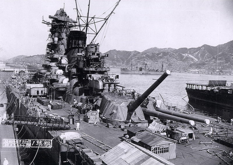 Bilder-Thread 800px-Yamato battleship under constructi
