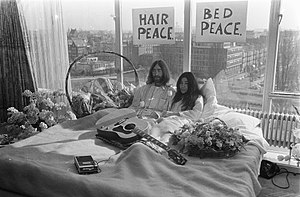 300px-John Lennon en zijn echtgenote Yok