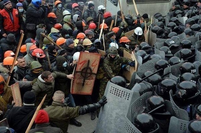 protesty-v-kieve-stolica-v-ogne-shturmy-