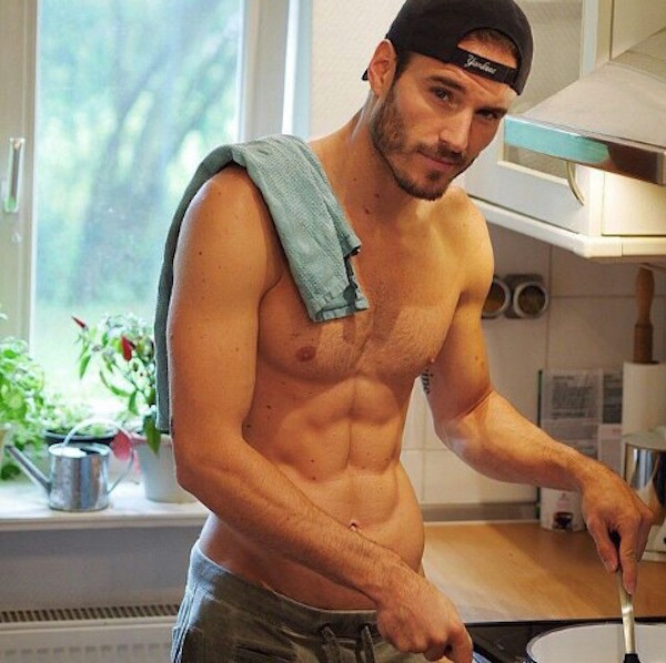 Fumos miese Spelunke Hot-Guys-Cooking-EMGN1