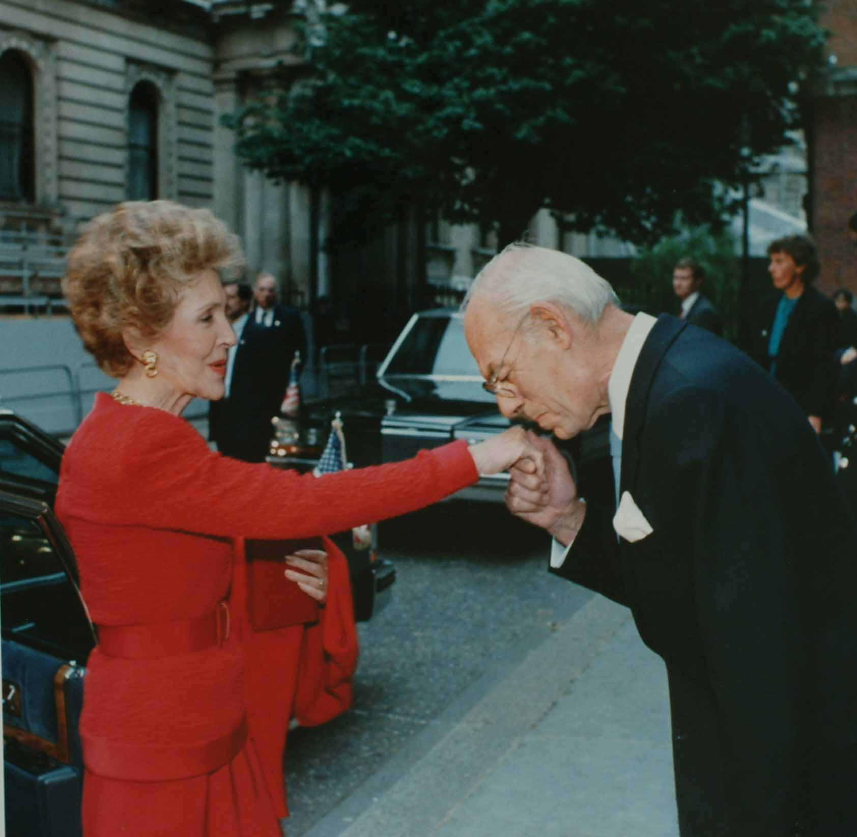 41a1eb Handkuss Thatcher