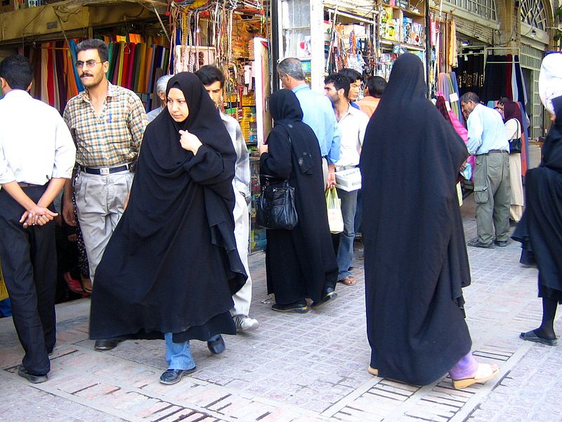 800px Women in shiraz 2