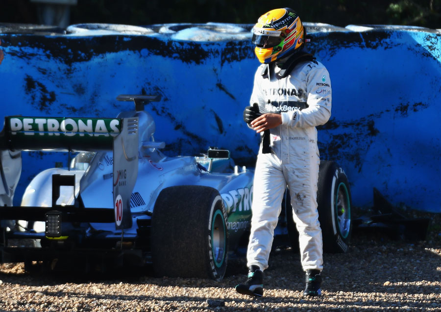 77195b lewis f1w04 first day jerez oops