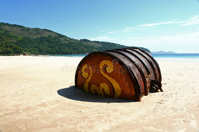barril-oxidado-en-la-playa-3563207