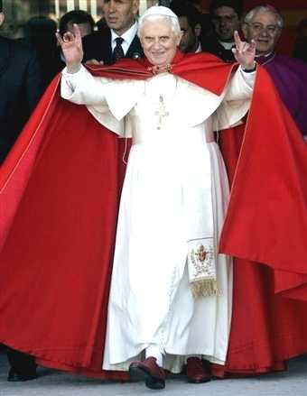 pope-benedict-xvi handsign satan 666