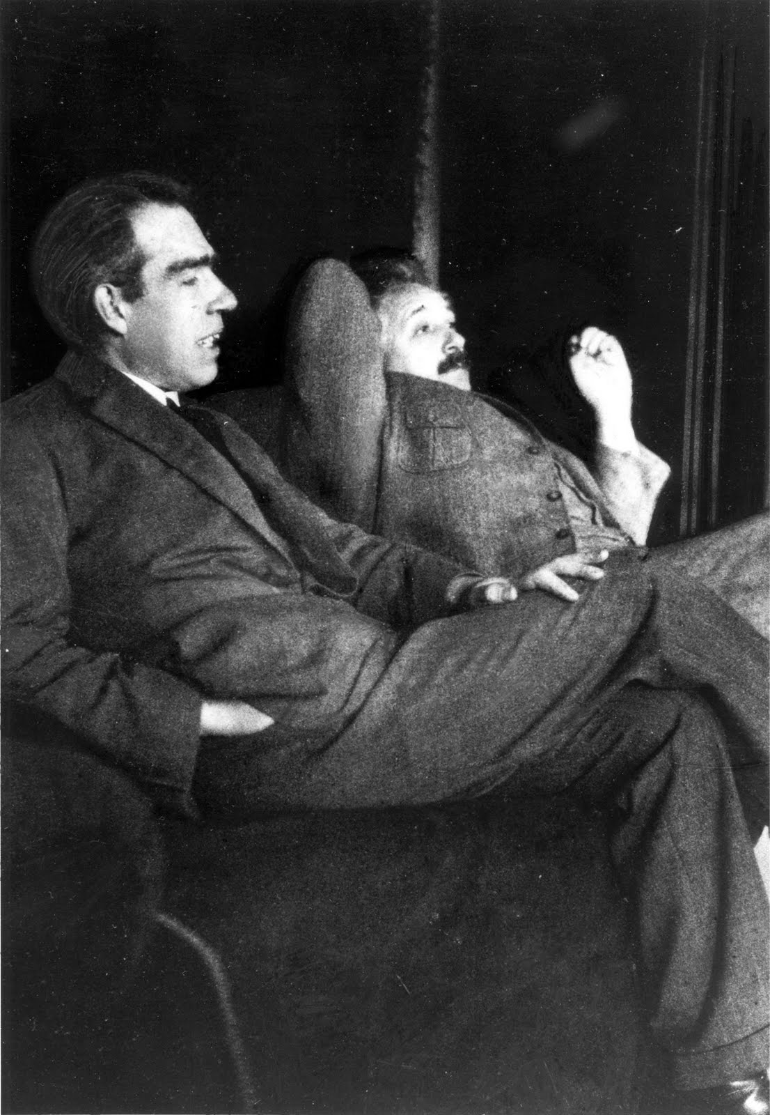 Bilder-Thread tFXlKrE Niels Bohr Albert Einstein by Ehrenfest