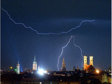 977270415-gewitter-blitz-muenchen.9