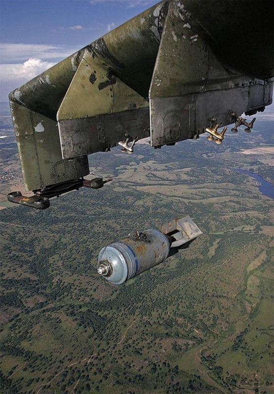 Bilder-Thread tHKo6vE q4ML2v bomb drop